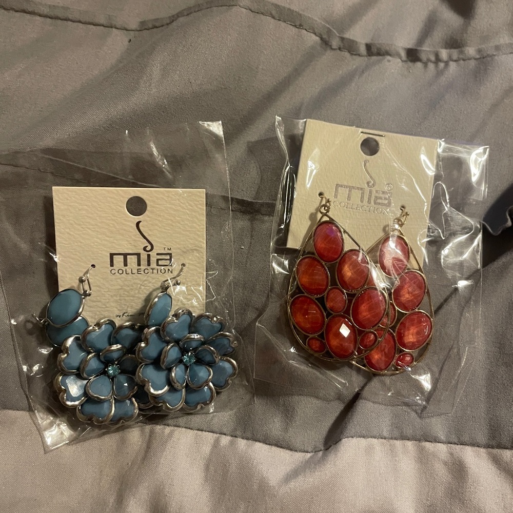 Brand New MIA COLLECTION 2 Pairs of Earrings Blue Floral and Red Tear Drop